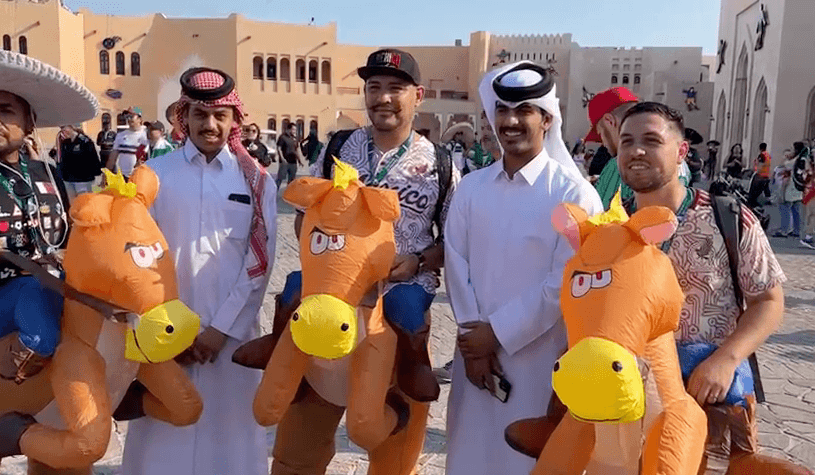 El color y la alegría que llevan los mexicanos a las fiestas de la gran copa es contagiosa.