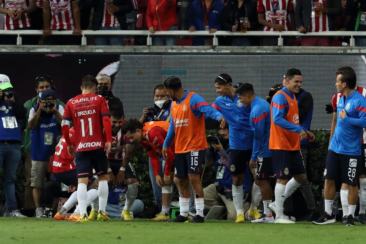Las Chivas llegaron a siete juegos sin perder luego de vencer al Puebla en un partido marcado por la lesión de Gustavo Ferrareis.