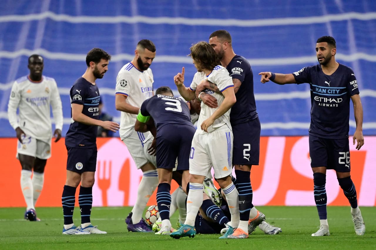 Los ánimos se calentaron en la primera mitad y pudieron llegar los golpes.
<br>