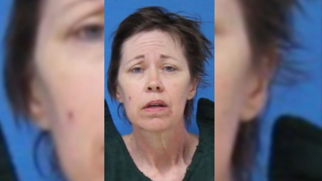 Avisa a la policía que alguien en su casa “no puede respirar” y termina presa por lo que hallan los agentes