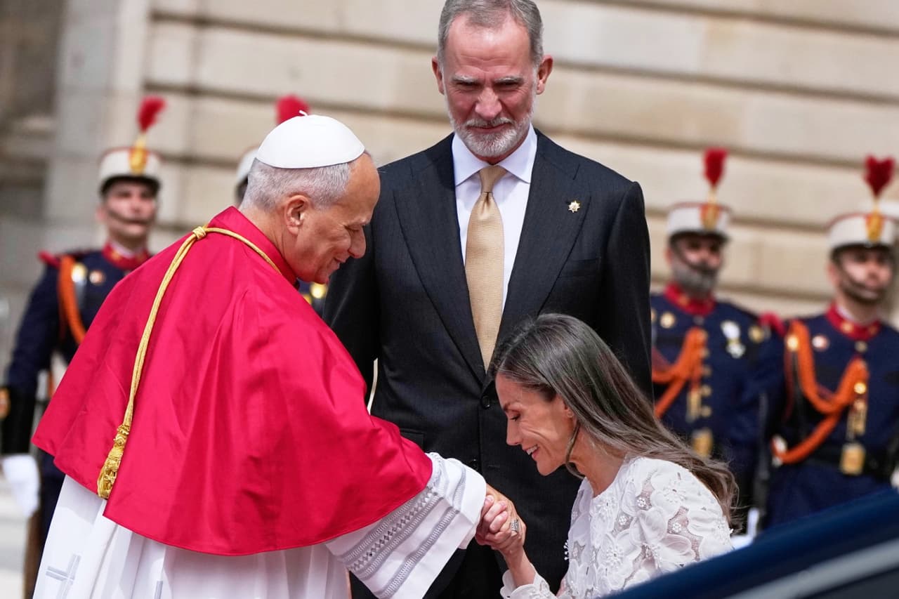 El papa León XIV es recibido por el rey Felipe VI y la reina Letizia de España, en el Palacio Real de Madrid, el 6 de junio del 2026.
<br>