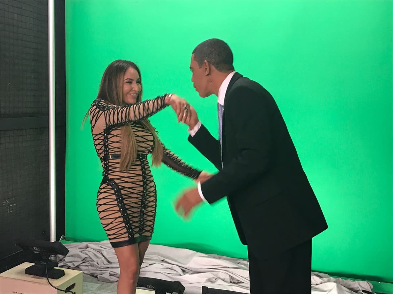 Él, como todo un caballero, la saludó con un beso en la mano.