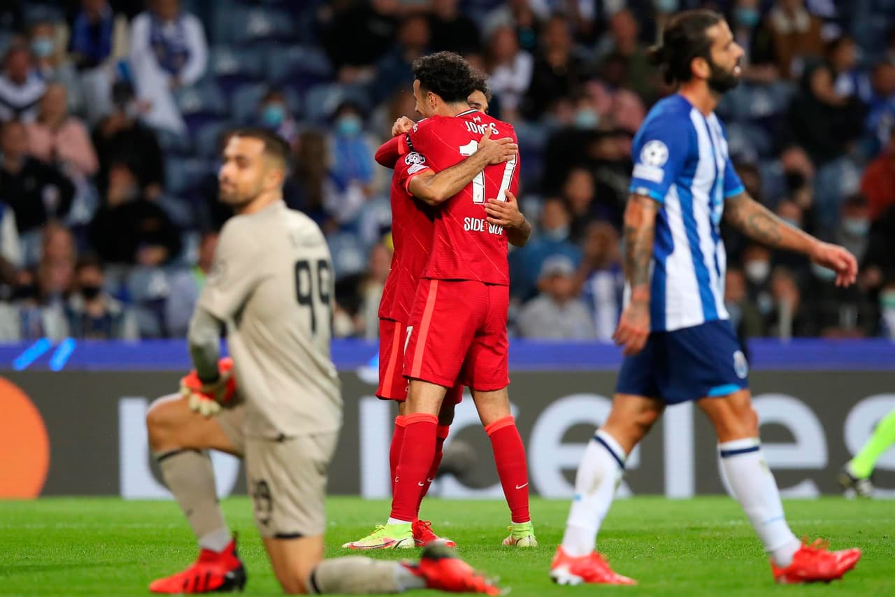 Liverpool golea al Porto 5-1 durante la fase de Grupos en la UEFA Champions League. Mohamed Salah aportó dos goles (18’, 60’), Sadio Mané sumó un tanto más (45’) y Firmino cerró con doblete. Para la escuadra portuguesa, Mehdi Taremi (75’) anotó el único gol a favor. ‘Tecatito’ Corona fue titular.