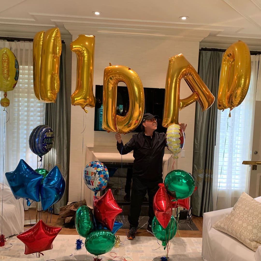<b>Thalia </b>le celebró a Tommy Mottola el día del padre en su casa con unos globos que le recordaban que era el mejor del mundo.