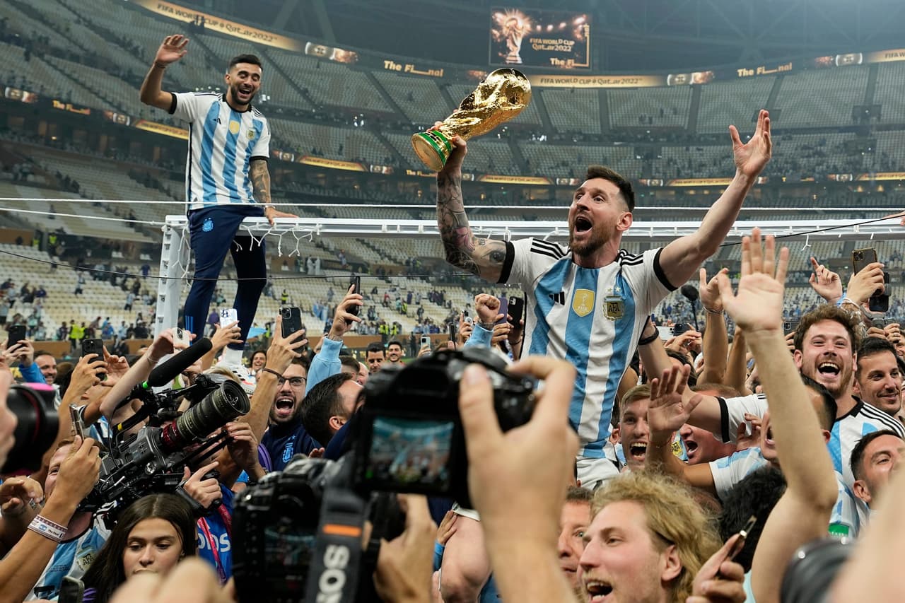 ARCHIVO - Lionel Messi alza el trofeo de la Copa del Mundo tras vencer a Francia en la final, el 18 de diciembre de 2022, en Lusail, Qatar. (AP Foto/Martin Meissner)