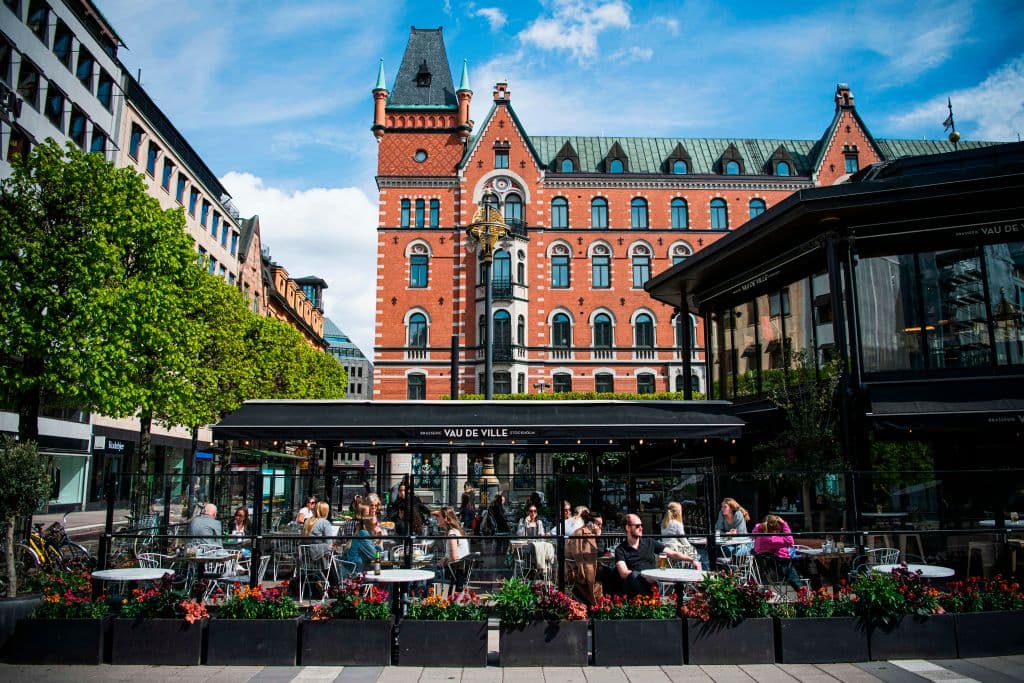 Un restaurante en la ciudad de Estocolmo en Suecia durante la pandemia del coronavirus, el 8 de mayo del 2020.