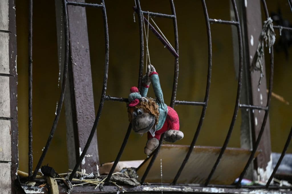 En la zona de Zitomir, al oeste de Kiev,
<b> cuatro personas resultaron heridas</b> este lunes en otro ataque con misiles lanzado por el Ejército ruso.
