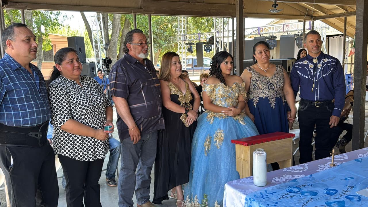 Esmeralda Juárez y sus padres (a la der.) durante la misa de su quinceañera.
