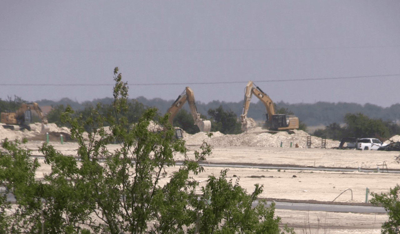 Ambos trabajadores estaban laborando en lo que en poco tiempo se convertirá en una nueva subdivisión de casas en la ciudad de Jarrell.