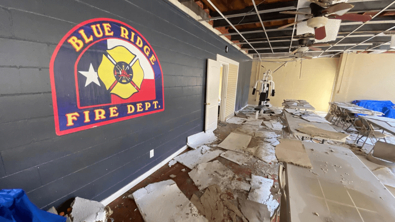 Mientras tanto, el Departamento de Bomberos en Blue Ridge sufrió severos daños tras el paso de un tornado.