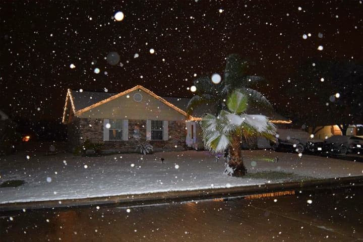 Muchos aprovecharon el raro evento para tomarse fotos, jugar con la nieve y construir el tradicional muñeco navideño.