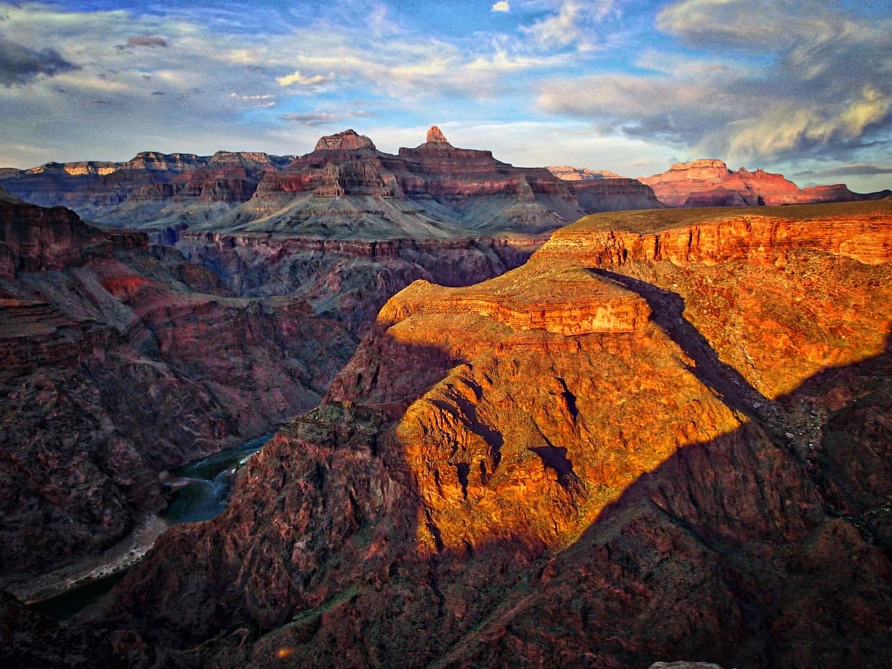 <b>Gran Cañón. </b>Considerado uno de los parques nacionales más famosos del país, en auto está a tres horas y media de Phoenix. Vale la pena salir muy temprano para recorrer con calma el Rim Trail, explorar Grand Canyon Village, disfrutar de un paseo en helicóptero y tomar muchas fotos desde Yavapai Point a las imponentes formaciones rocosas.