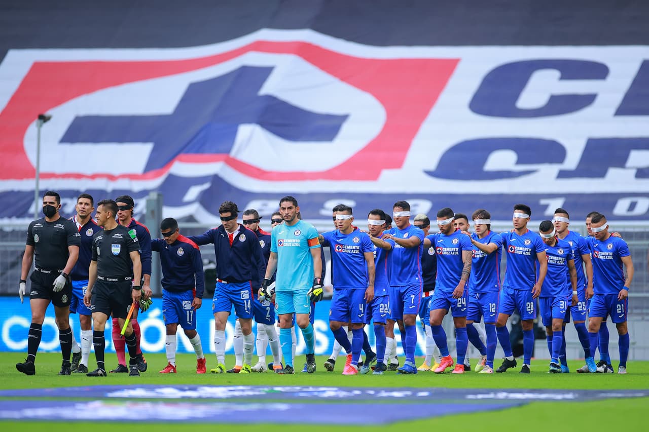 Los jugadores de ambos equipos salieron con los ojos vendados para crear conciencia sobre las personas con problemas de debilidad visual.