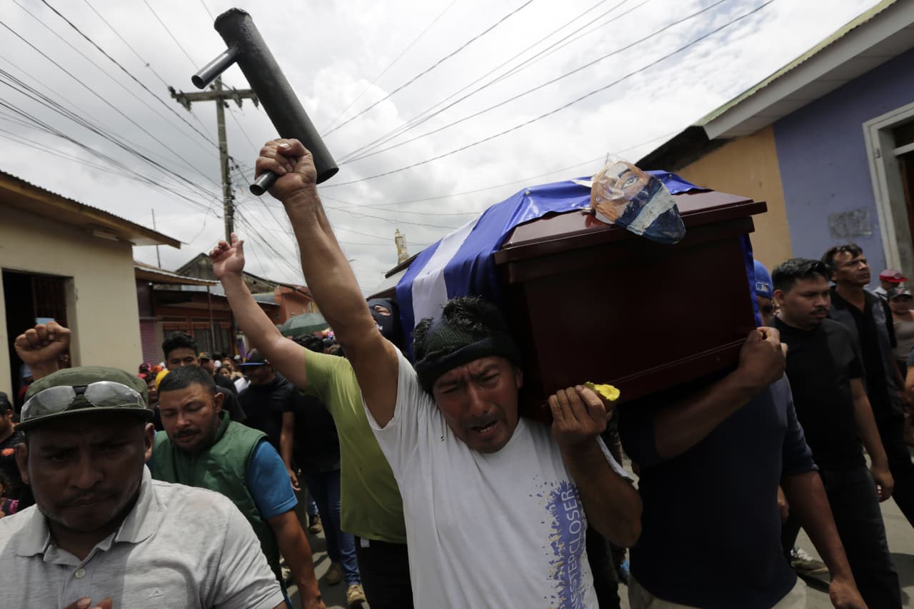 Un grupo de rebeldes contra el presidente Daniel Ortega llevan el cuerpo de un manifestante abatido por las fuerzas gubernamentales en Masaya, a 21 millas de Managua, la capital de Nicaragua. Según la
<a href="https://www.univision.com/noticias/america-latina/el-gobierno-de-daniel-ortega-expulsa-de-nicaragua-a-la-mision-de-la-cidh">Comisión Interamericana de Derechos Humanos (CIDH), expulsados del país por el gobierno, la represión en Nicaragua ha dejado al menos 325 muertos y más de 300 "detenidos arbitrariamente"</a>. Otras organizaciones locales que defienden los derechos humanos cuentan hasta 545 muertos y 674 detenidos, considerados presos políticos. 7 de junio de 2018.