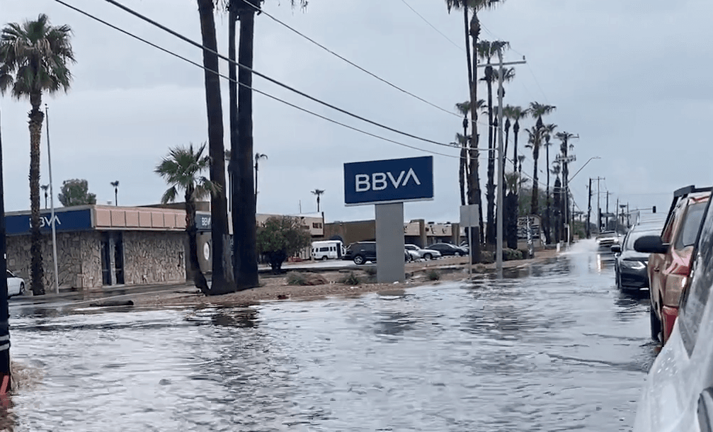A vuelta de rueda los carros transitan en Phoenix.