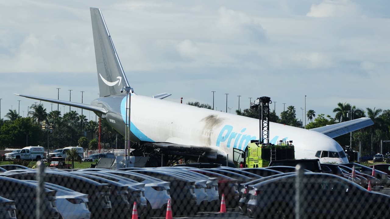 Víctimas de accidente de avión en aeropuerto de Miami iban en camioneta de limpieza y un auto, revela NTSB