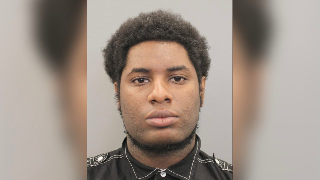 Después de varias horas de interrogatorio,
<a href="https://twitter.com/houstonpolice/status/1374898422747176966/photo/2" target="_blank">la policía de Houston informó</a> sobre la detención de Lewis y enfrenta cargos de lesionar a un menor y alterar evidencias.