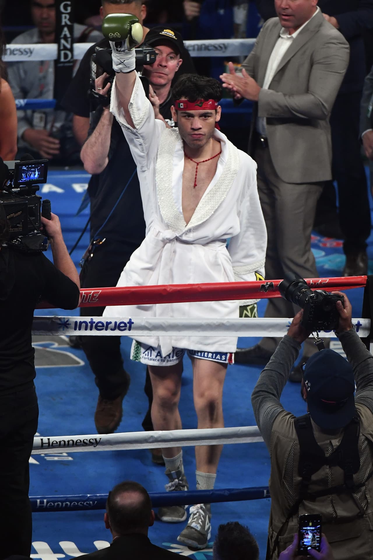 Te acercamos a los golpes que se dieron Saúl 'Canelo' Álvarez en contra de Julio César Chávez Jr., imágenes que te harán sentir en el ring.