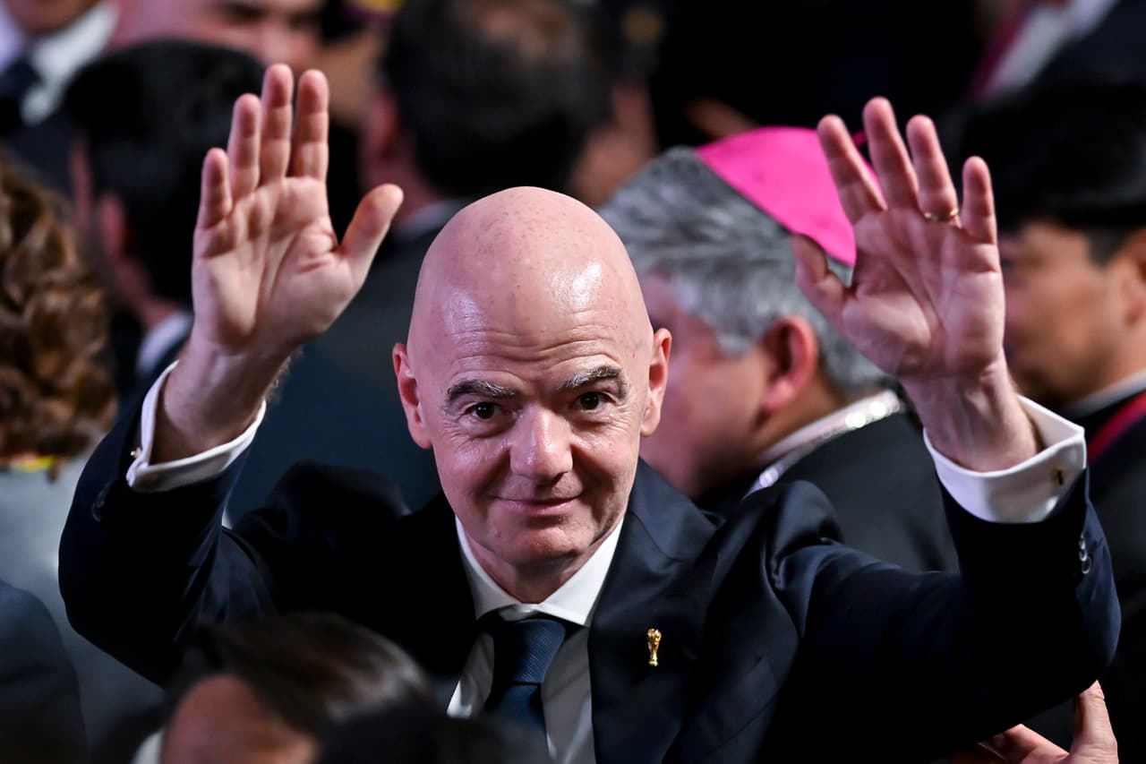 El plan también profundizó una relación ya complicada entre Infantino y el fútbol europeo. Dirigentes de la UEFA habían rechazado en 2018 un proyecto de $25,000 millones para nuevas competiciones con SoftBank. En 2021 también se opusieron al intento de organizar el Mundial masculino cada dos años. El episodio más reciente abrió una nueva disputa entre ambas partes y elevó la tensión globalmente.
<br>