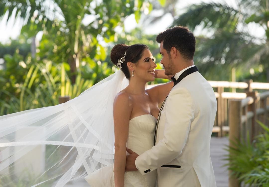 La pareja, que el pasado 5 de noviembre celebró
<b><a href="https://www.univision.com/shows/sal-y-pimienta/boda-de-ensueno-brandon-peniche-y-su-novia-unieron-sus-vidas-en-una-ceremonia-magica-video">su segundo aniversario de bodas</a></b>, ya tiene el nombre de su primogénita.