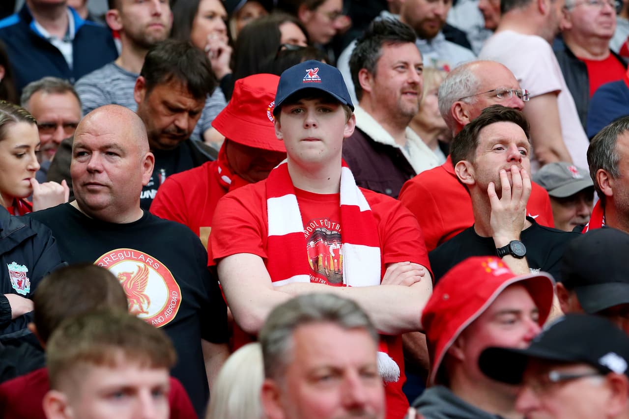 Así vivieron jugadores y aficionados tanto del Manchester City como del Liverpool la última jornada de la Premier, en la que los Citizens se alzaron con el título y los Reds soñaron con el campeonato y se quedaron muy cerca.