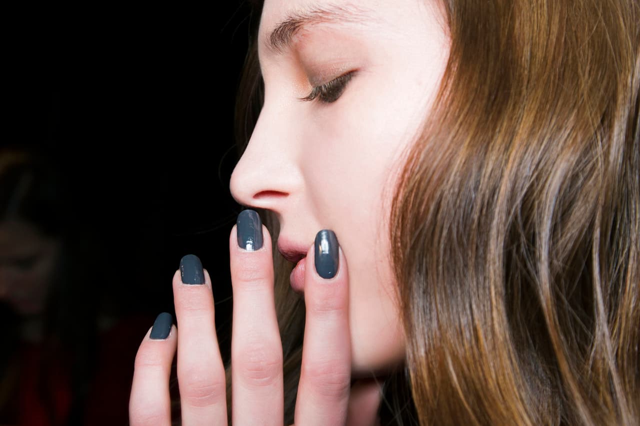 Los tonos grises contrasta con el color pálido de las pieles más blancas.