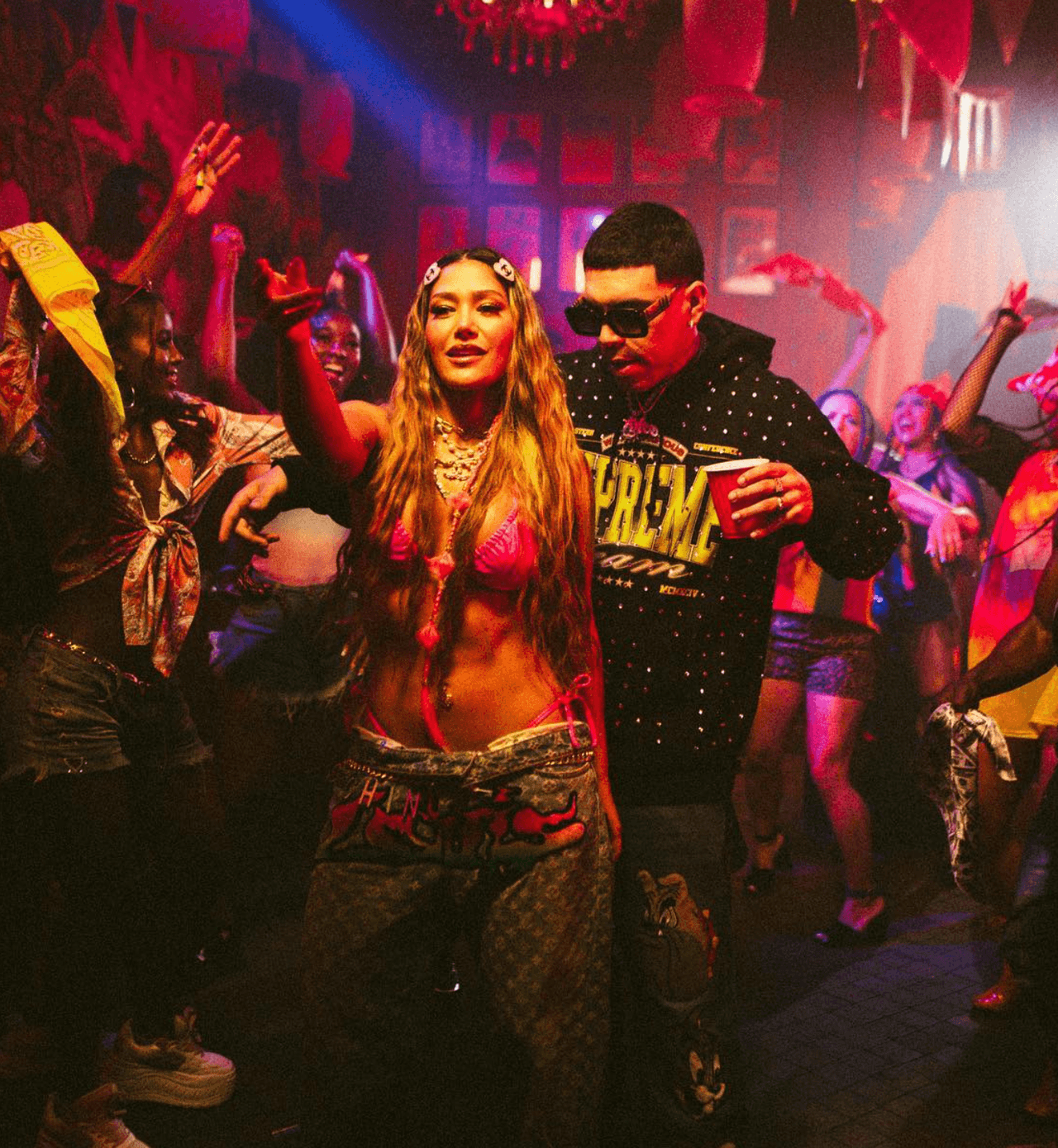 La cantante paisa ha realizado exitosas colaboraciones con estrellas como Thalía, Farruko, Ryan Castro,
<a href="https://www.univision.com/musica/lenny-tavarez-como-es-trabajar-con-farina-y-sus-mas-recientes-proyectos-video" target="_blank">Leny Tavárez</a>, Steve Aoki, Maluma, Natti Natasha, entre otros. Algunos de sus fans le han pedido que realice un tema musical junto a Karol G.