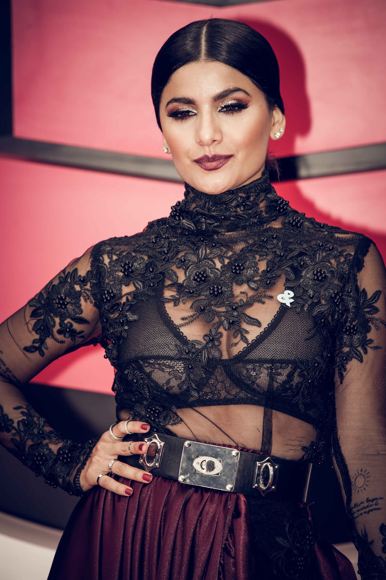 La colombiana utilizó un estilo gótico para la noche que celebra lo mejor de la música latina.