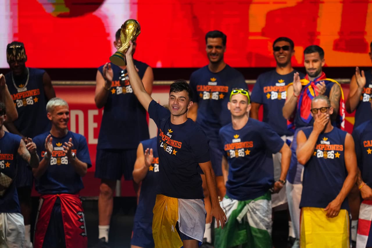 El español Pedri sostiene el trofeo durante las celebraciones con sus compañeros de la selección nacional en la Plaza de Cibeles de Madrid el lunes 20 de julio de 2026, tras la victoria de España sobre Argentina en la final del Mundial disputada en East Rutherford, Nueva Jersey, cerca de Nueva York.