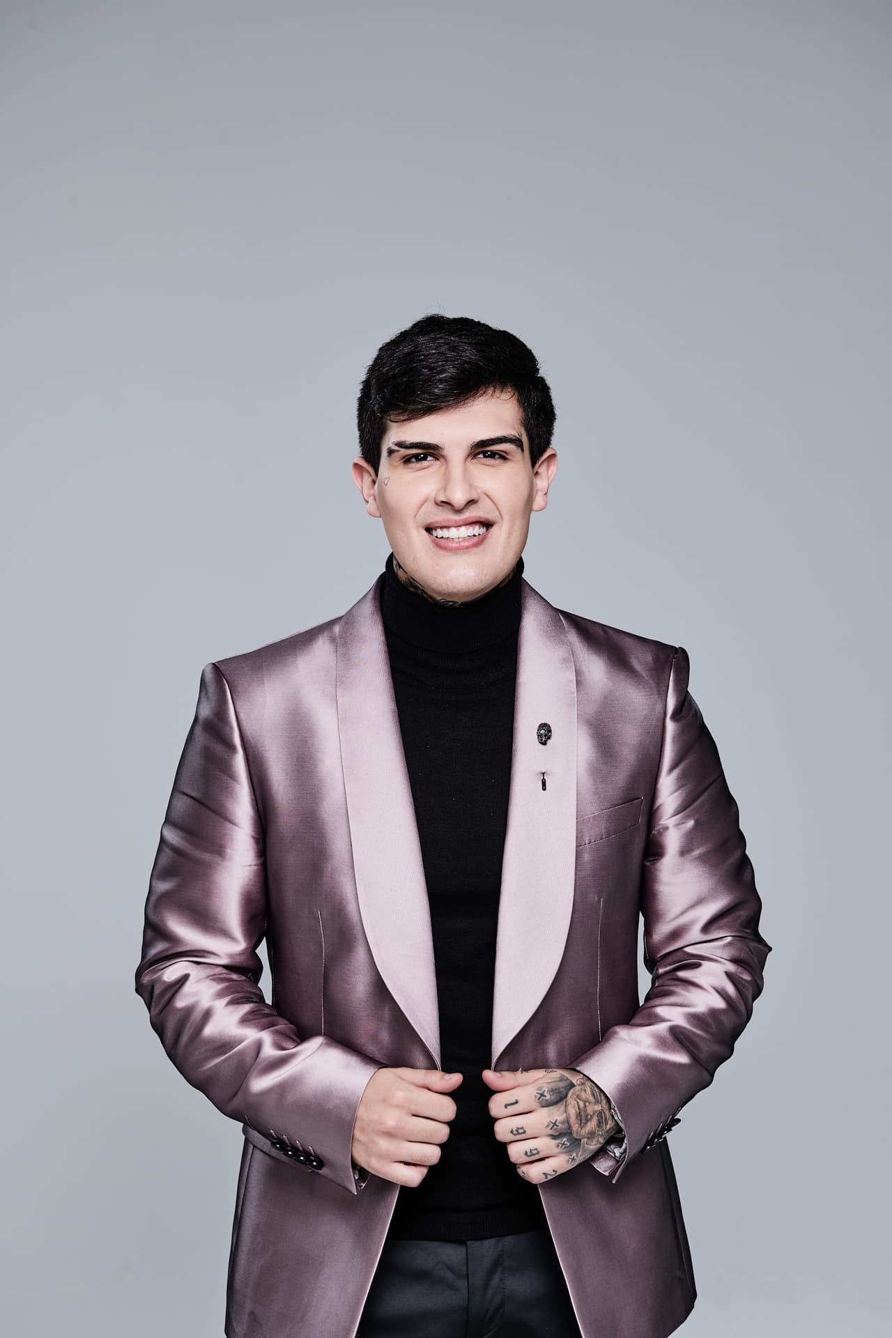 <a href="https://www.univision.com/shows/mira-quien-baila/adriel-favela-el-poeta-del-regional-mexicano" target="_blank">Adriel Favela</a> nació el 26 de agosto en Sinaloa, México, tiene edad 26 años. Es cantante, compositor y multi-intrumentista.
