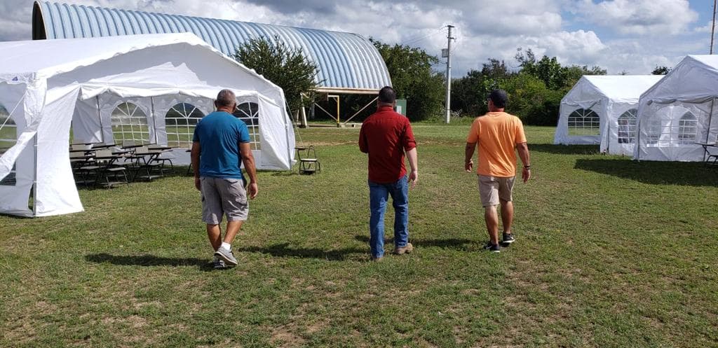 Habilitan 96 carpas con estructuras de metal como escuelas en Guayanilla