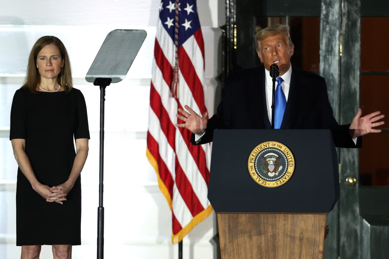 Poco antes de la votación en el Senado, Chuck Schumer, líder de la bancada minoritaria del Senado, declaró tajante que el pueblo estadounidense sufrirá "durante generaciones las consecuencias de las visiones de extrema derecha de la jueza Amy Coney Barrett". Ella buscó aplacar esos temores con sus primeras declaraciones tras juramentar.
<br>