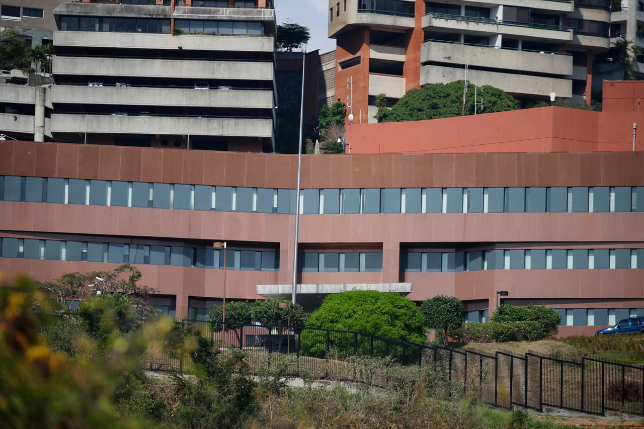 Así luce la embajada estadounidense en Caracas: ya sin bandera y sin diplomáticos.