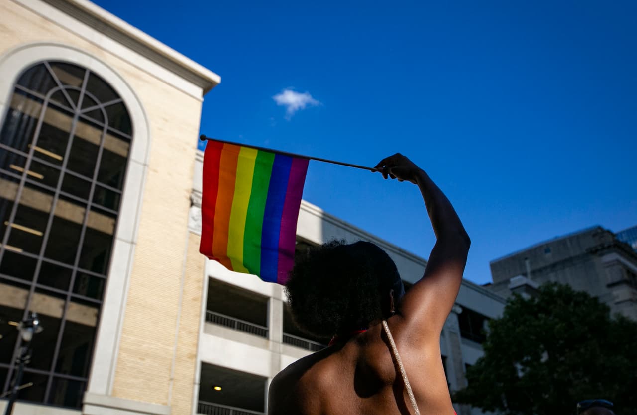 Una persona agita una bandera LGBTQ durante una celebración por el Orgullo en junio pasado.