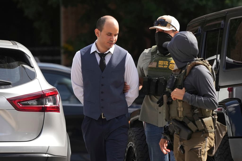 Ya había contactado a su familia y confesó:
<b><a href="https://www.univision.com/local/san-antonio-kwex/inmigrantes-arrestados-ice-corte-migracion-san-antonio-texas" target="_blank">"Tengo miedo</a> (de) regresar a Cuba".</b>