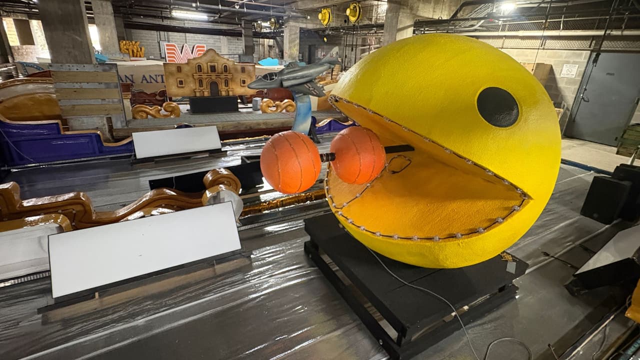 Este 2026 se celebran 100 años de los Texas Cavaliers y de la rica historia del desfile.
<br>
<br>Cada barcaza muestra una era diferente en la que se celebran tradiciones y personajes que han contribuído a nuestra comunidad durante el siglo pasado.