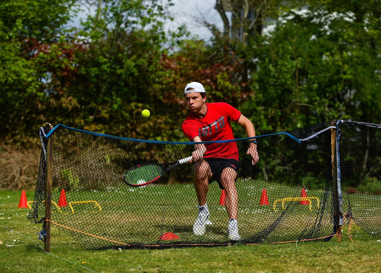 El tenista profesional Simon Carr, miembro del equipo Copa Davis de Irlanda, durante una sesión de entrenamiento en el jardín de su casa en Westmeath. 11 de mayo.
<br>