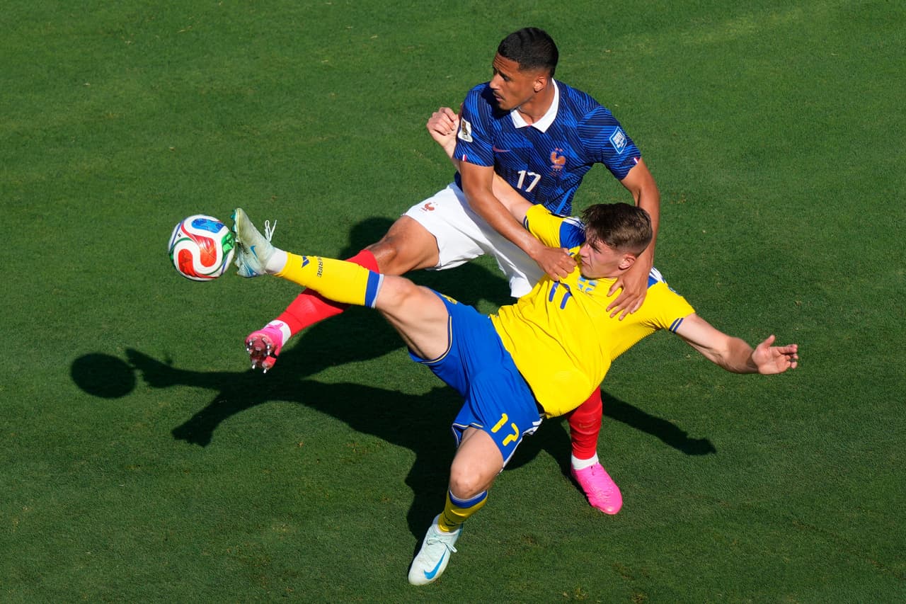 El sueco Viktor Gyokeres (17) y el francés William Saliba (17) luchan por el balón durante el partido de dieciseisavos de final de la Copa del Mundo entre Francia y Suecia en East Rutherford, Nueva Jersey, cerca de Nueva York, el martes 30 de junio de 2026.