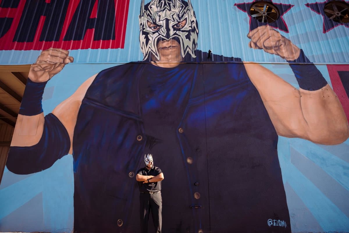 Black Star Reynosa firmó carteles, se hizo fotos y
<b>habló con los miembros de la comunidad que pasaron por el mural sobre la importancia de votar. </b>