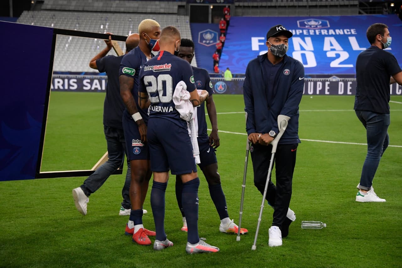 PSG ganaba por la mínima St Etienne por la Copa de Francia. Perrin entró fuerte sobre el pie derecho del francés cuando PSG se lanzaba al ataque. Se armaba la bronca en el terreno de juego y Perrin salió expulsado (31’). Kylian fue atendido dentro de la cancha y tuvo que dejar el partido entre lágrimas. Medios franceses afirman que Mbappé sufrió un esguince en su tobillo derecho.