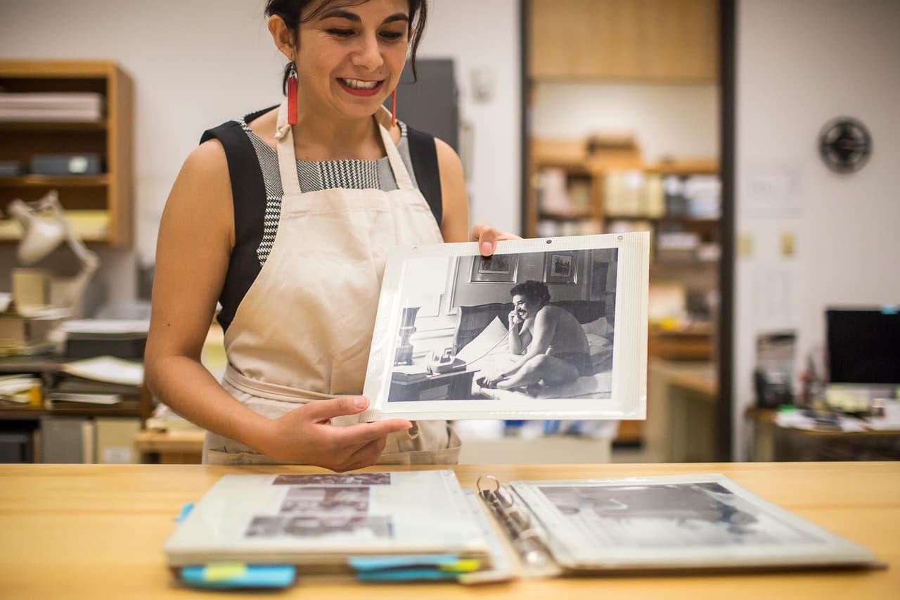 Diana Díaz, curadora de fotografía del Harry Ramson Center, clasifica el archivo de García Márquez.