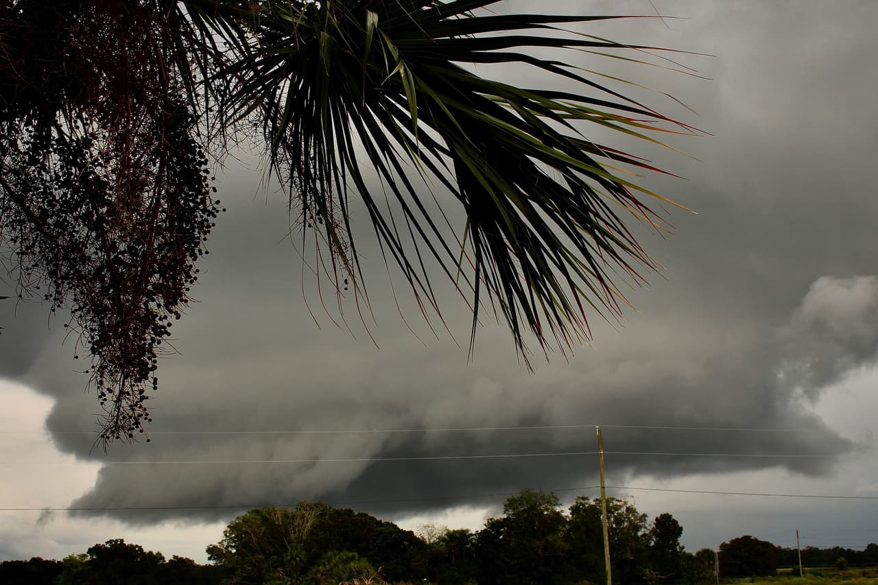 Justo antes de la tormenta, un residente de Brooksville, Florida, captó estas imágenes de las tormentas.