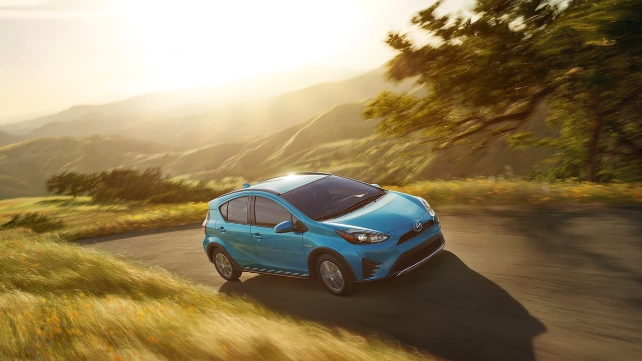 <h3 class="cms-H3-H3">10. Toyota Prius C</h3>
<br>También conocido como Toyota Aqua en Japón, este subcompacto híbrido es práctico y económico de operar. Lamentablemente, los plásticos rígidos abundan en su cabina que es austera y sencilla. Autos de menos precio ofrece interiores más decentes pero no mejor economía de operación.