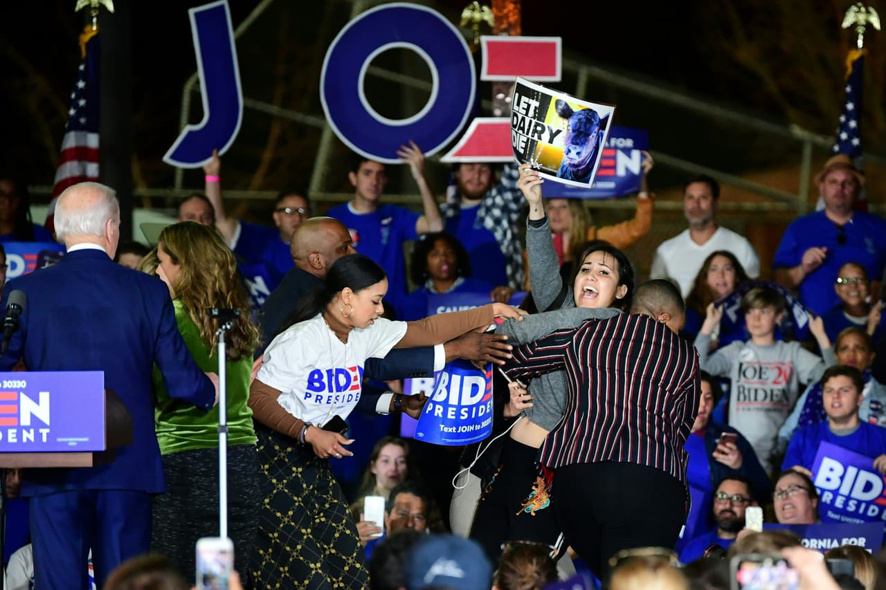 Una manifestante es retirada del escenario donde el exvicepresidente Joe Biden se dirigía a sus seguidores en Los Ángeles.