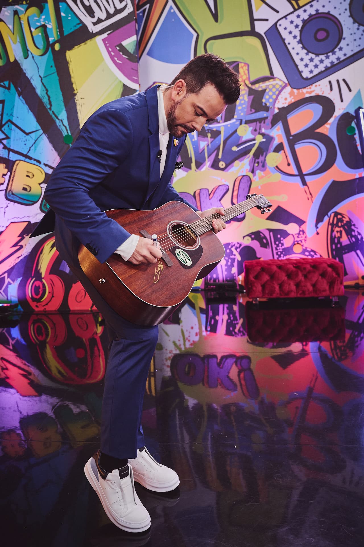 Por su parte, Mane de la Parra donó una espectacular guitarra firmada por él para la Alcancía Digital.