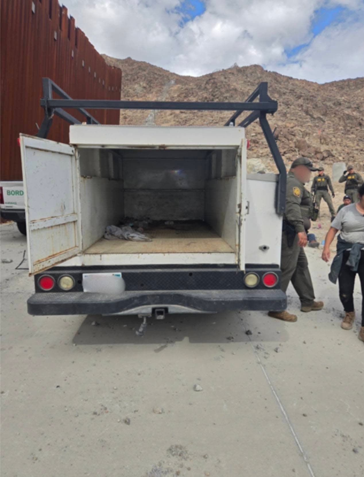 Este es el camión utilitario modificado en el que eran transportados los inmigrantes por una zona desértica cercana a Ocotillo, California.