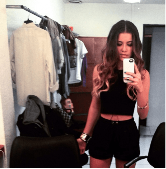 Rizos bien definidos y un top negro que acentúa su diminuta cintura. ¡Se ve súper hot!