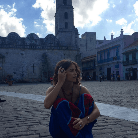 Con la belleza de esta mexicana no es necesario llevar más accesorio que su lindo rostro.