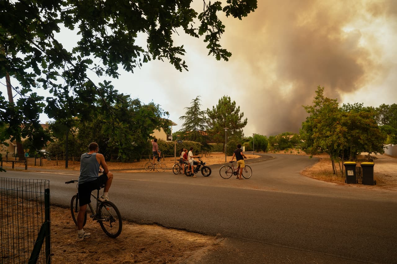 En Le Porge, Francia, el fuego ya está muy próximo a las zonas habitacionales.