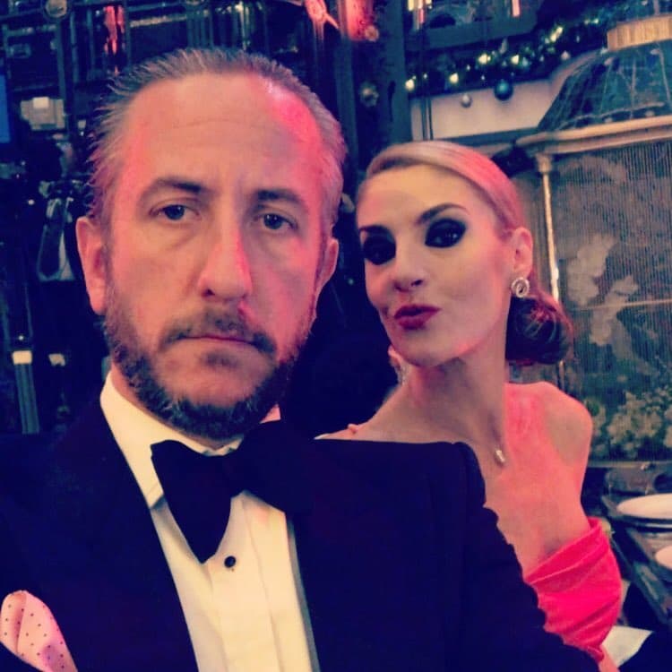 Rivero es "distribuidor de arte y antigüedades", explica en su perfil de
<a href="https://www.instagram.com/enriverolake/" target="_blank">Instagram</a>.
<br>